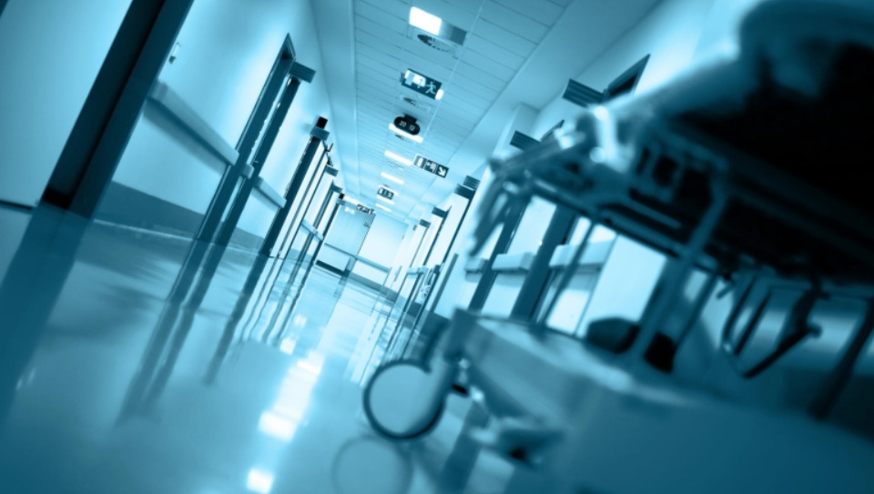 Пациенти врзани за кревет, други биле принудувани да ги чистат тоалетите: инспекцијата утврдила шокантни услови во романска психијатриска болница