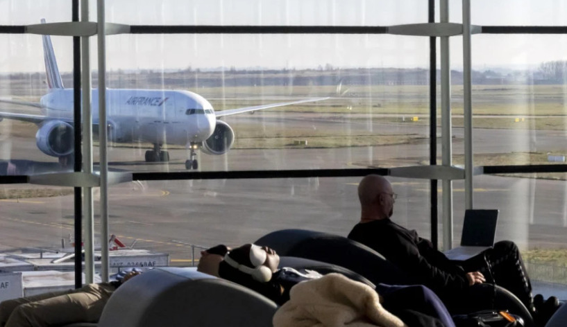 Пламен под авион што долетал од Барселона на аеродромот во Букурешт: инцидентот се истражува