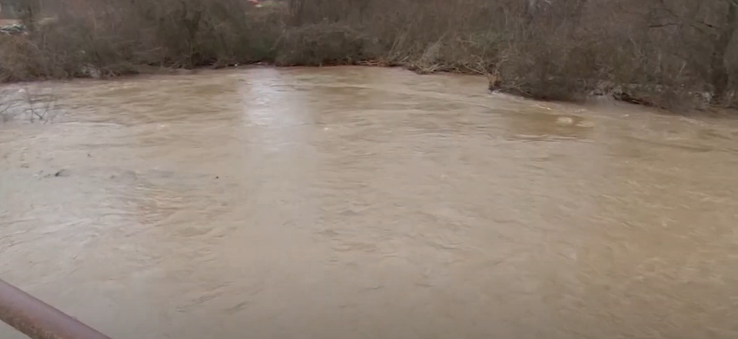Поради врнежите се очекува зголемен водостој на дел од реките, ЦУК апелира на внимателност поради навеви на снег на повисоките места