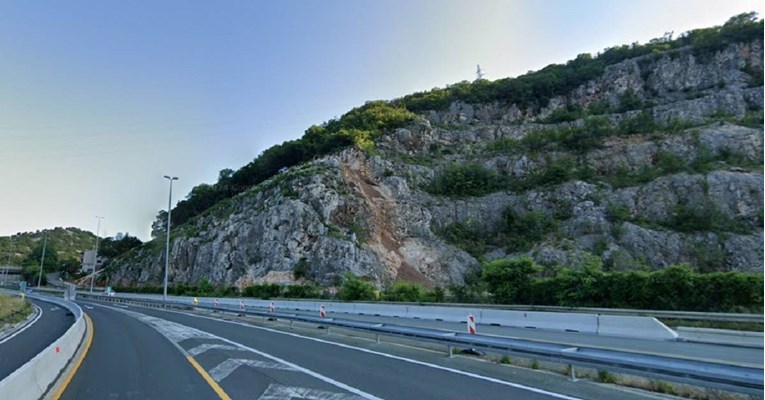 Поради поголем пламен и отпаднати делови од приколка на возило делницата од автопат А1 Велес – Градско е затворена