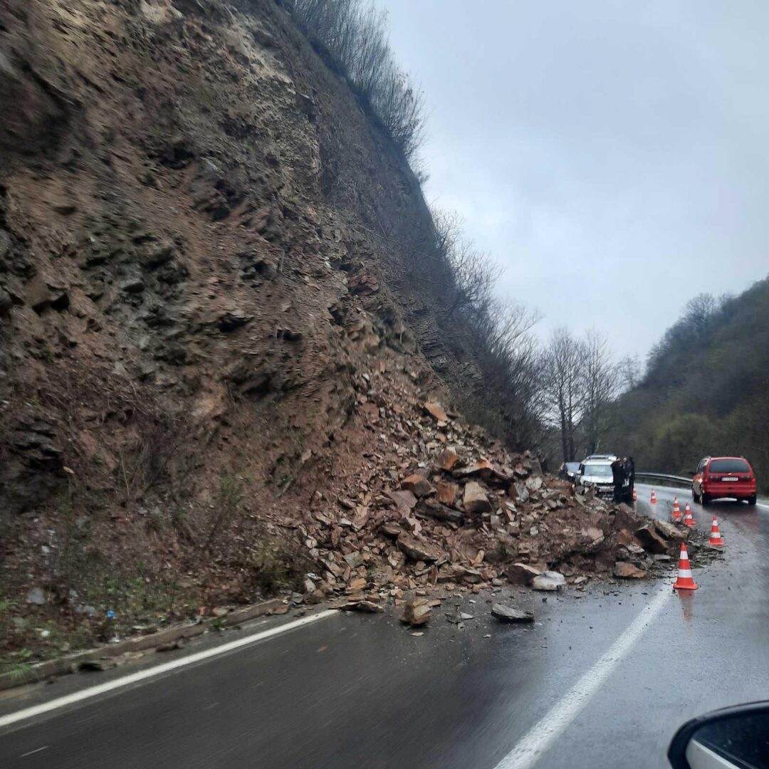 Прекин на патот Македонски Брод – Скопје поради одрон