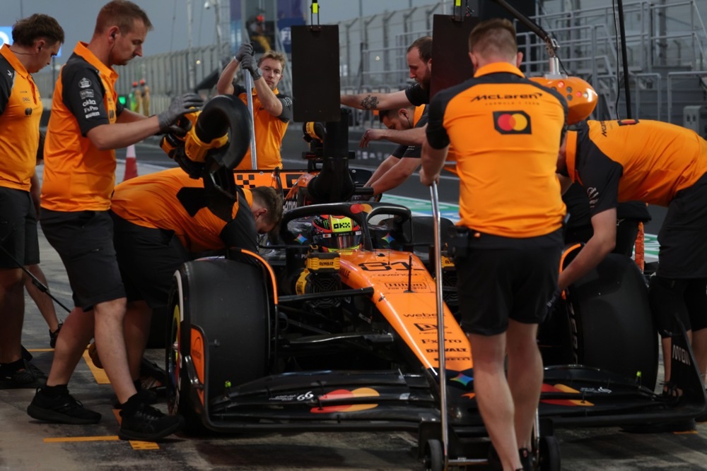 Пјастри на пол-позицијата во спринтот, Норис трет, Ферстапен шести