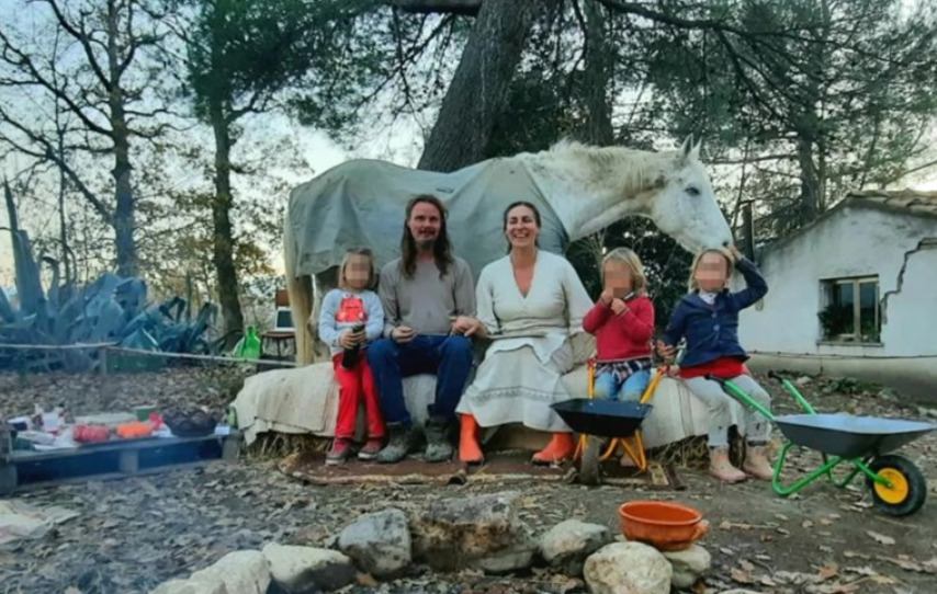 Родители со три деца живееле во колиба во шума, италијанскиот суд им ги одзеде