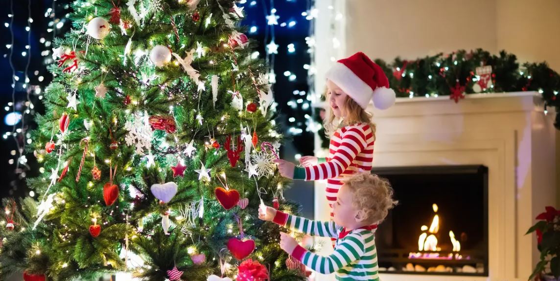 За идеална новогодишна елка која е виоска 182 сантиметри потребни се околу 150 светилки