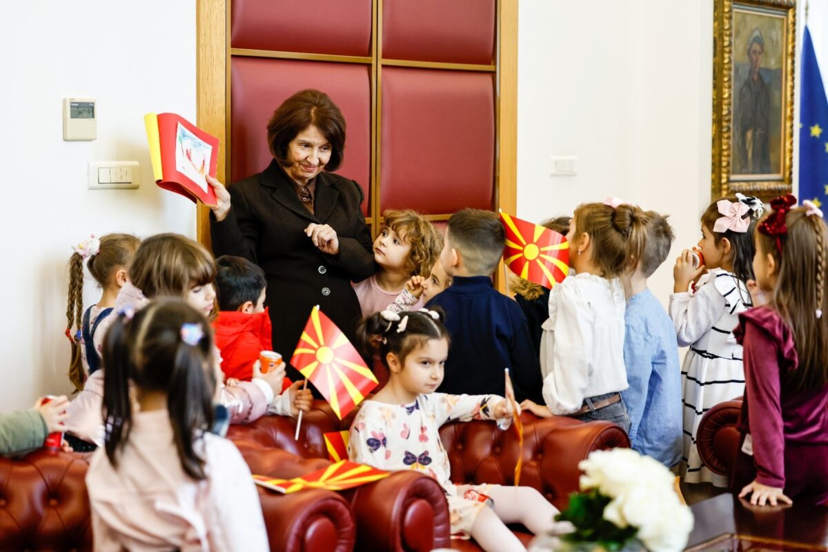 Свечено менување на државното знаме: децата прашуваа за работата на првата жена-претседателка