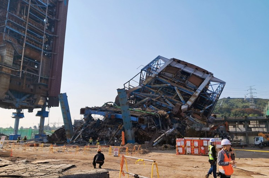 Се урна конструкција во електрана во Јужна Кореја: 7 лица останаа заробени