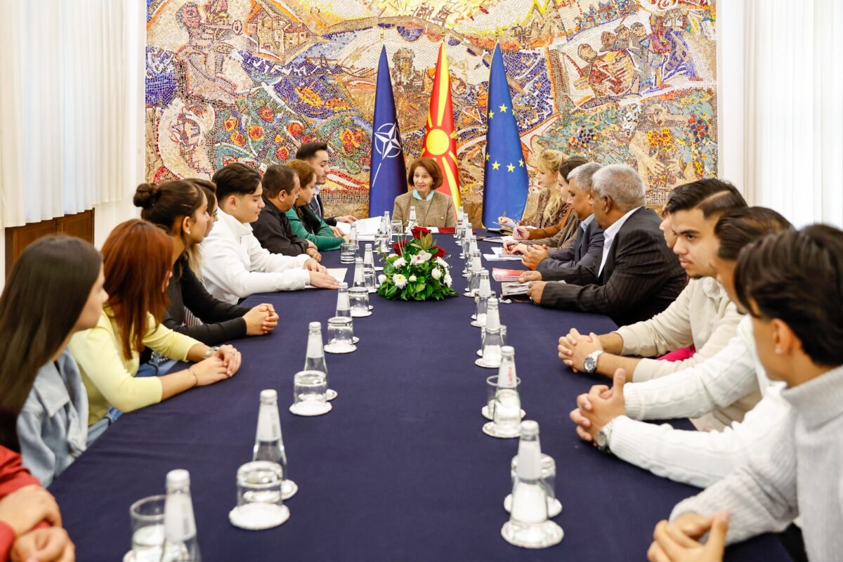 Сиљановска-Давкова по повод Светскиот ден на ромскиот јазик прими припадници на ромската заедница