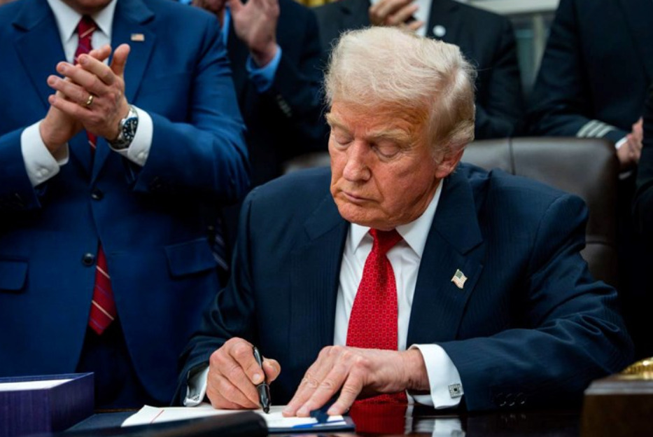 Трамп потпиша закон со кој се овластува отворање на досиејата на Џефри Епштајн