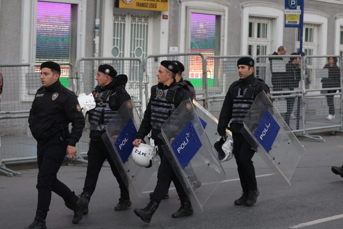 Турската полиција уапси повеќе од 1.000 лица во безбедносна операција во Истанбул
