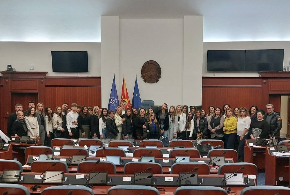 Ученици и наставници од Скопје и Таранто во посета на Собранието