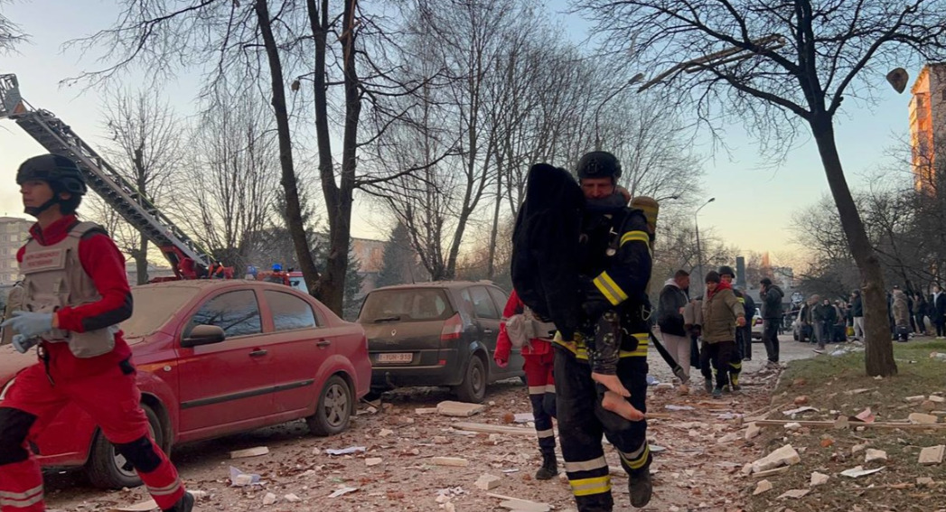 (Фото) Во рускиот напад врз станбени згради во Харков повредени 32 лица, меѓу кои и деца