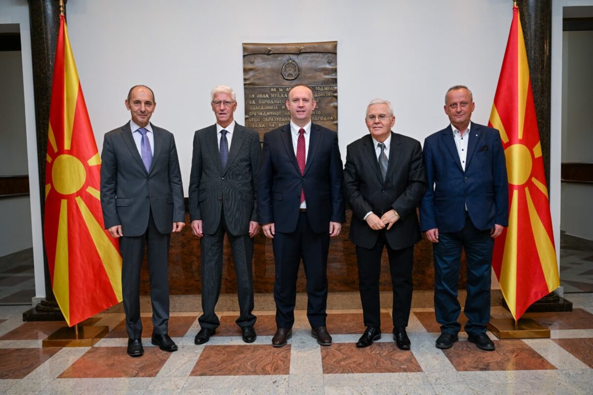 (Фото) Гаши се сретна со досегашните претседатели на Собранието: Организирањето вакви средби за размена на искуства и мислења ќе бидат од големо значење