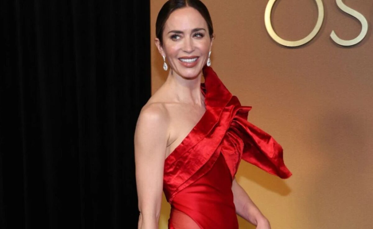 (Фото) Емили Блант го покори црвениот тепих во фустан со прорези