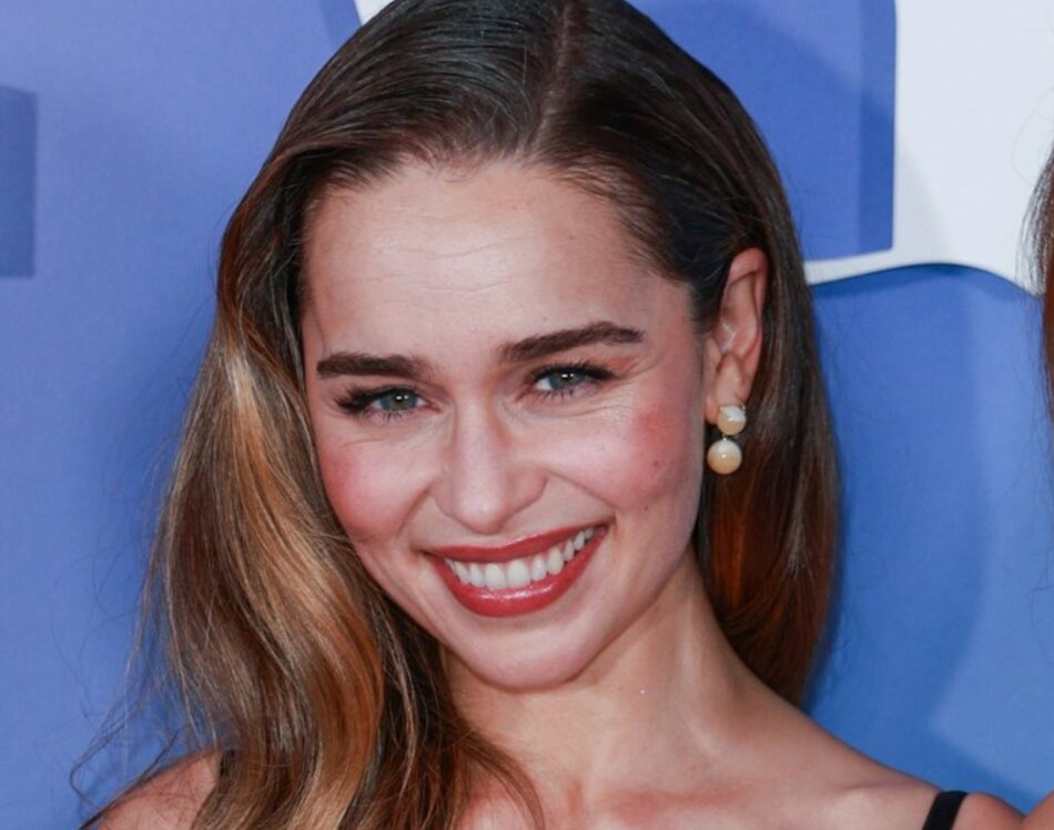 (Фото) Емили Кларк воодушеви во проѕирен фустан на првиот црвен тепих по една година