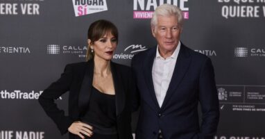 (Фото) Кога е тука 34 години помладата убавица – никој не е посреќен од него