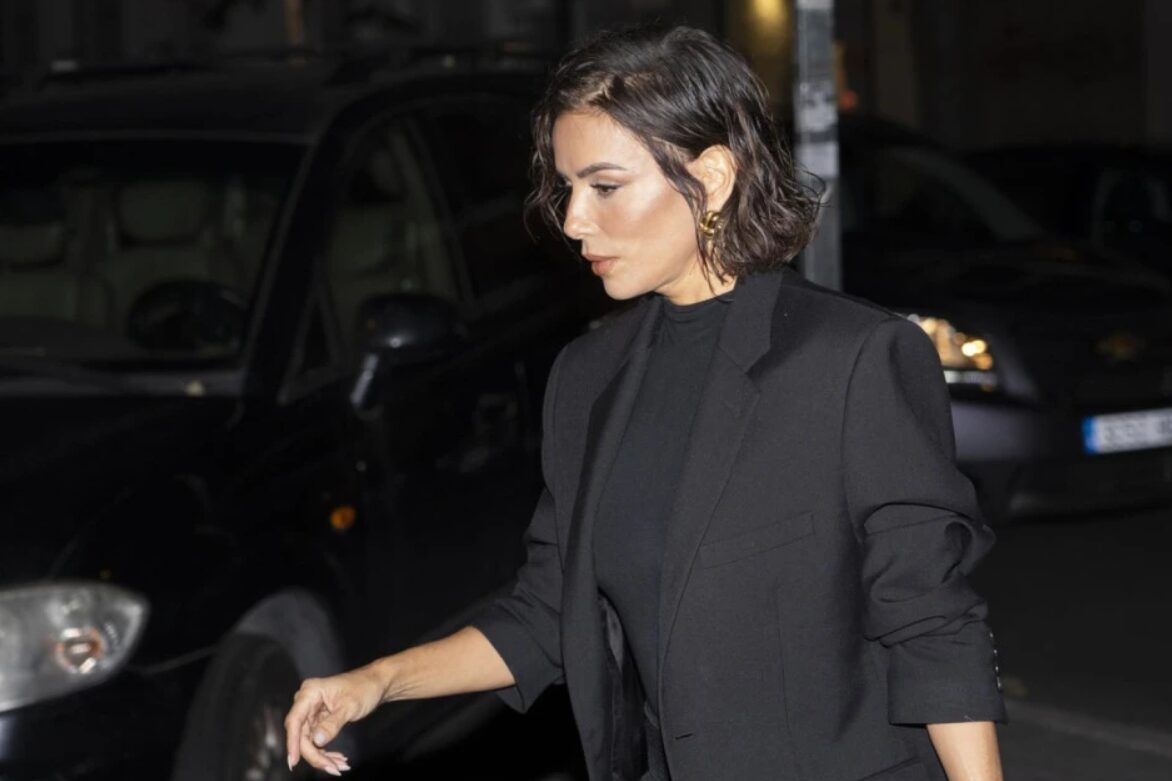 (Фото) Нова фризура и променет изглед: Можеби е „очајна домаќинка“, но во проѕирна облека е секс бомба