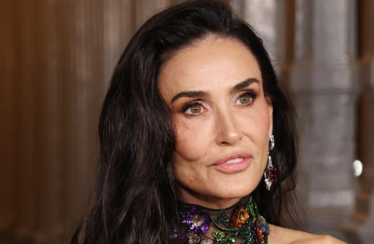 (Фото) Носи само цвеќиња и кристали: Деми Мур речиси гола