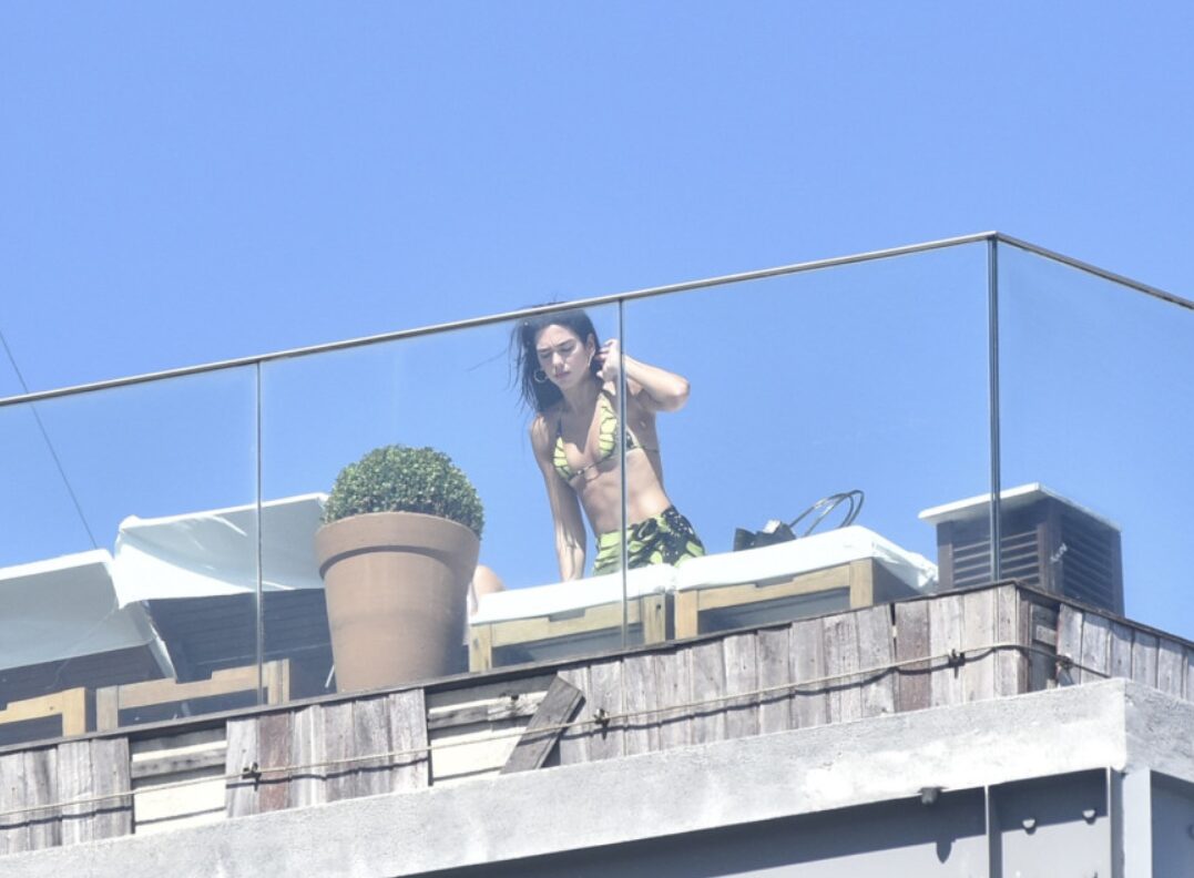 (Фото) Облече најмало бикини и помисли дека никој нема да ја види: папараците ја фатија на покривот на хотел