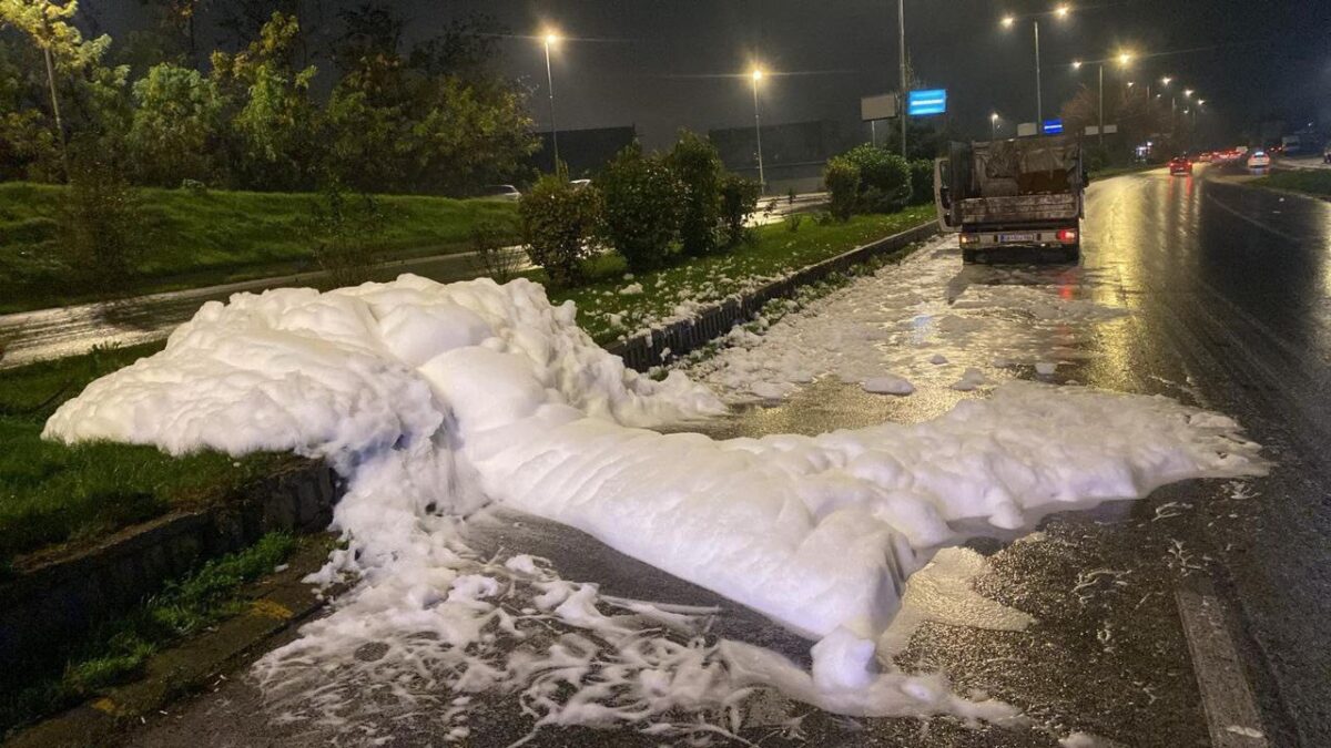 (Фото) Од шахта на булеварот „Александар Македонски“ масивно истекуваше хемиска пена, Ѓорѓиевски: Ќе бидат преземени најстроги санкциски мерки