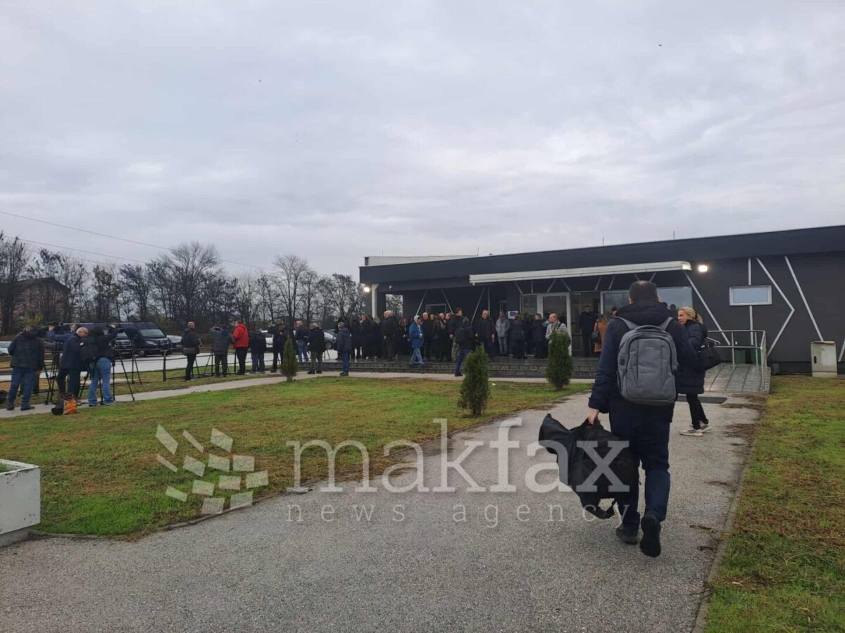 (Фото) Почнува судењето за пожарот во „Пулс”: Роднини на загинатите молкум го следат пристигнувањето на обвинетите