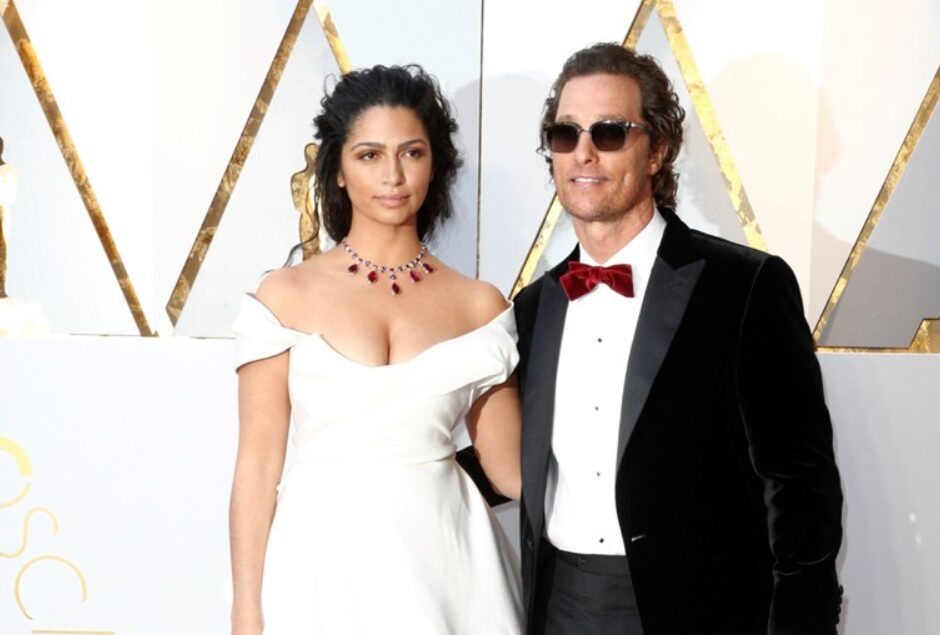 (Фото) Сопругата на Метју Меконахи покажа како тој изгледа без маица на 56 години