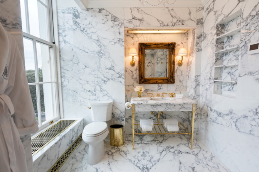 (Фото) Трамп ја реновира бањата на Линколн во Белата куќа, се пофали со фотографии