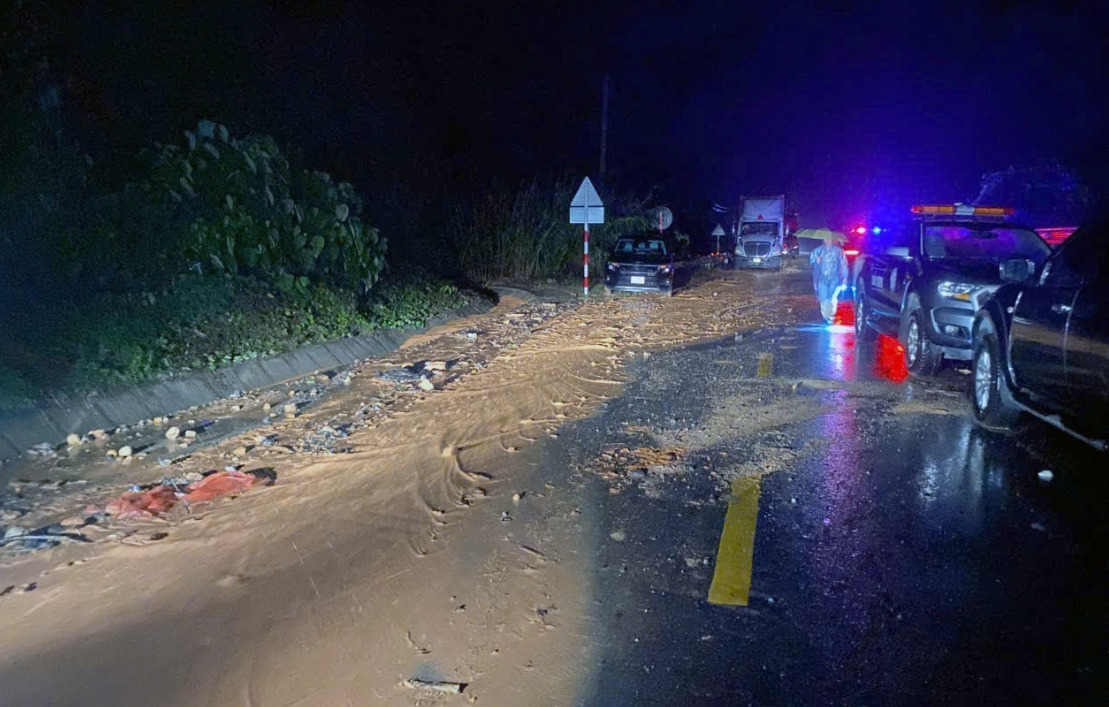 (Фото) Шест патници во автобус загинаа при лизгање на земјиште во централен Виетнам