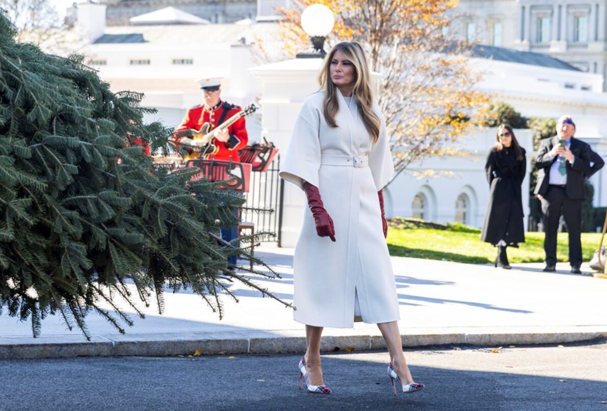 (Фото/Видео) Започна празничната сезона во Белата куќа, Меланија ја пречека новогодишната елка
