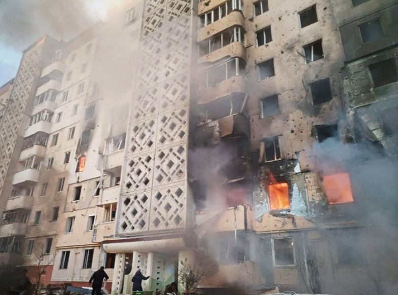 (Фото/видео) Масовен руски напад во Украина: ракета погоди станбена зграда, најмалку 20 мртви, меѓу кои и деца