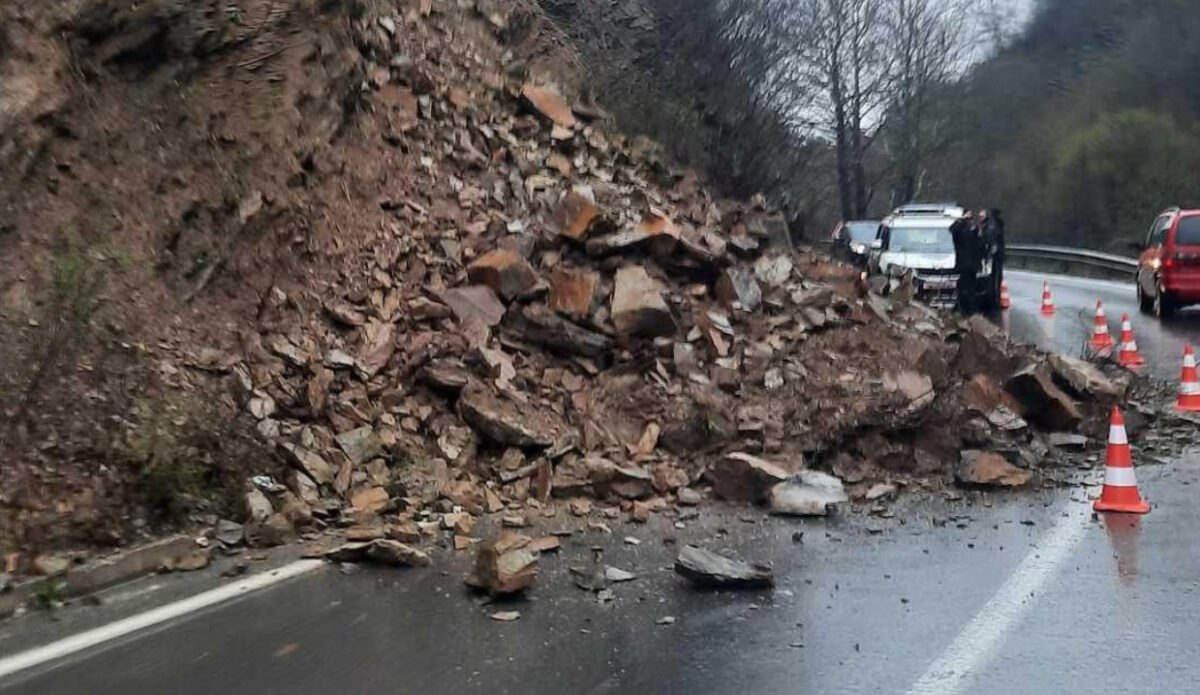 ЦУК: Добиени се повеќе пријави за свлечишта и одрони на патот