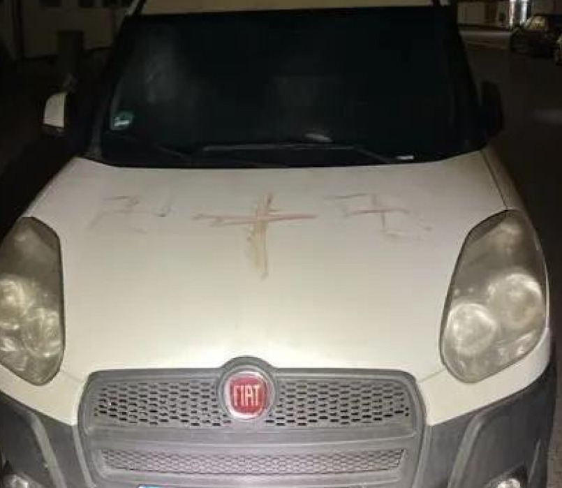 Шок во Германија: Автомобили и куќи извалкани со човечка крв и кукасти крстови