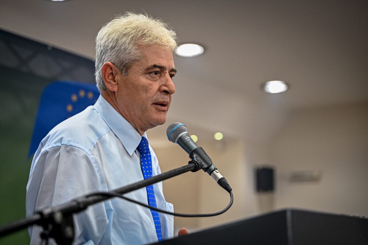 „Албанската опозиција денес наликува на стар шатор што се кине штом ќе задува ветер“, велат од „Влен“