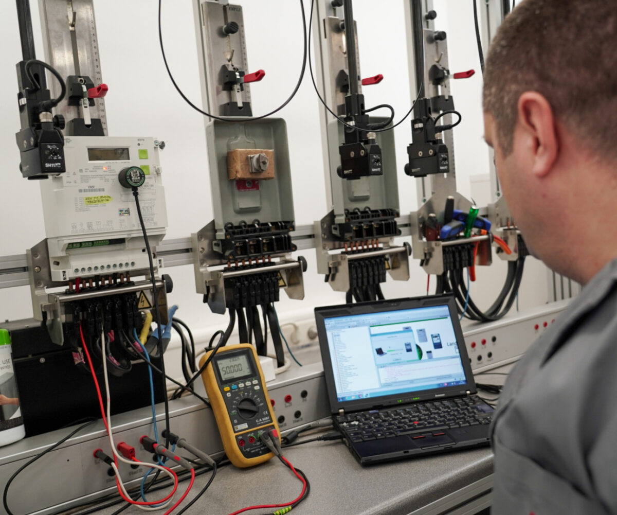 „Контролата на броилата предуслов за доверба во енергетскиот систем“ – Божиновска во посета на лабораторијата на „Електродистрибуција“