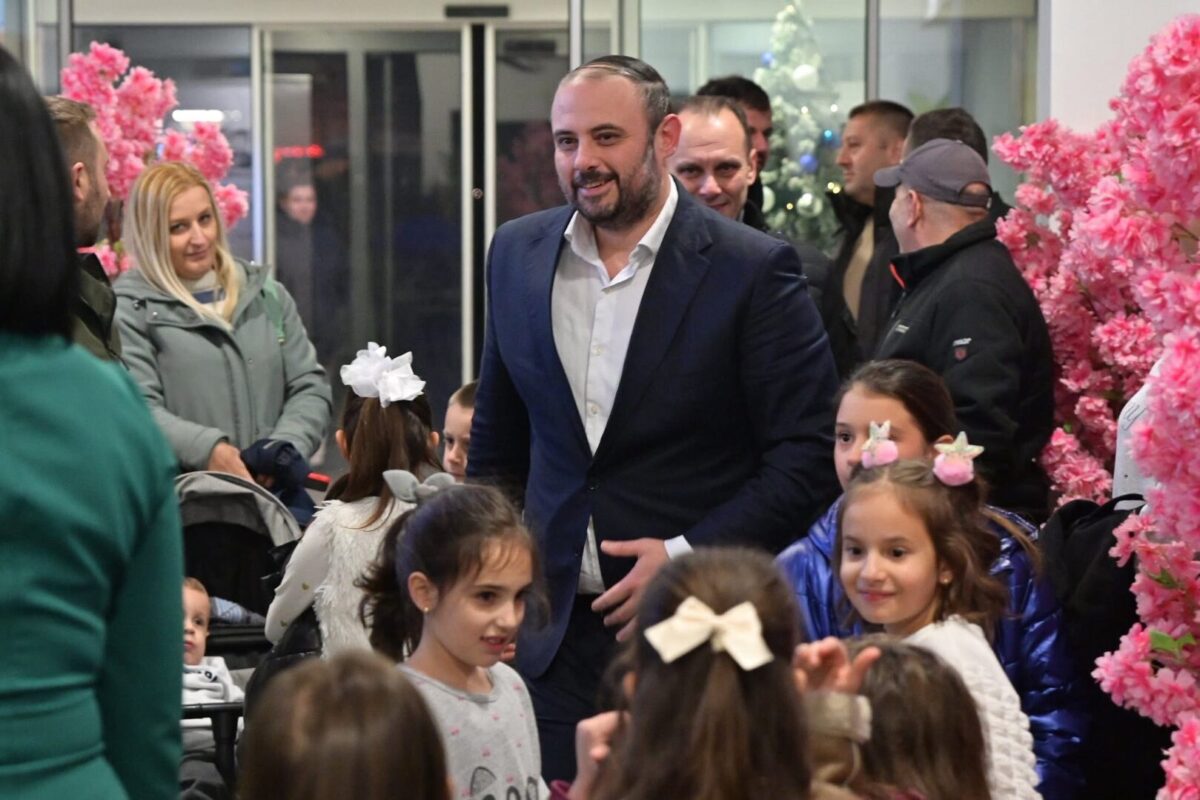 Ѓорѓиевски: Подаривме радост на 100 дечиња од згрижувачките семејства од Скопје и од организационите единици при ЈУ Детски дом „11 Октомври“