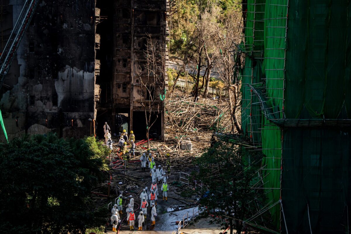 Бројот на жртви од пожарот во Хонг Конг се искачи на 156, на жителите им беше дозволено кратко да се вратат во своите станови