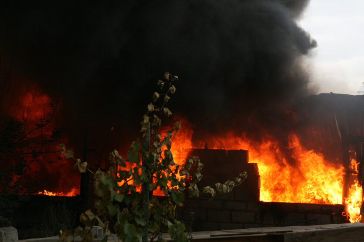 (Видео) Бебе загина во пожар, пожарникарите успеале да ги спасат мајката и трите деца во Призрен
