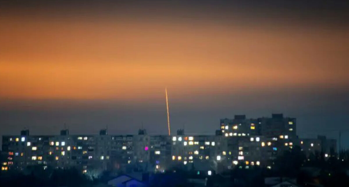 (Видео) Масовен руски напад врз Кременчук – делови од градот останаа без струја, вода и греење