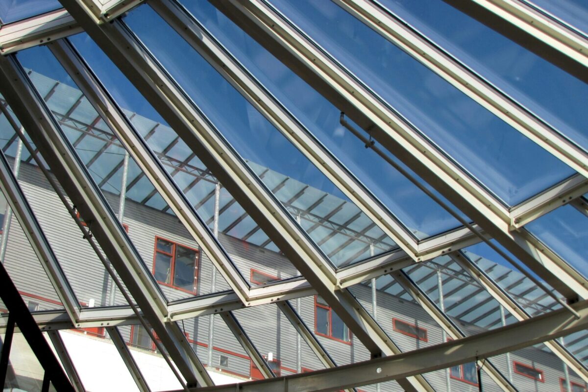 (Видео) Прва снимка по падот на децата низ стаклениот покрив во белгиското училиште