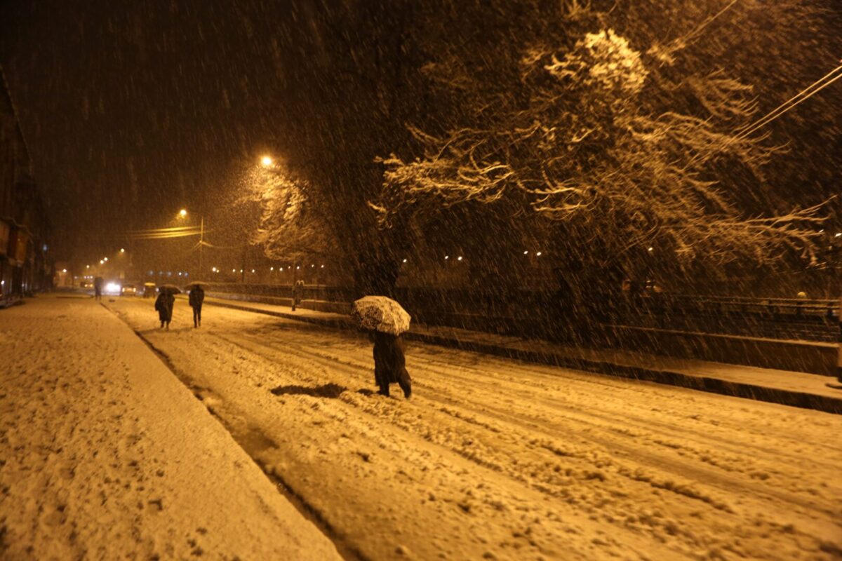 (Видео) Снежна бура во Америка: откажани многу летови, масивен верижен судир на возила во Индијана