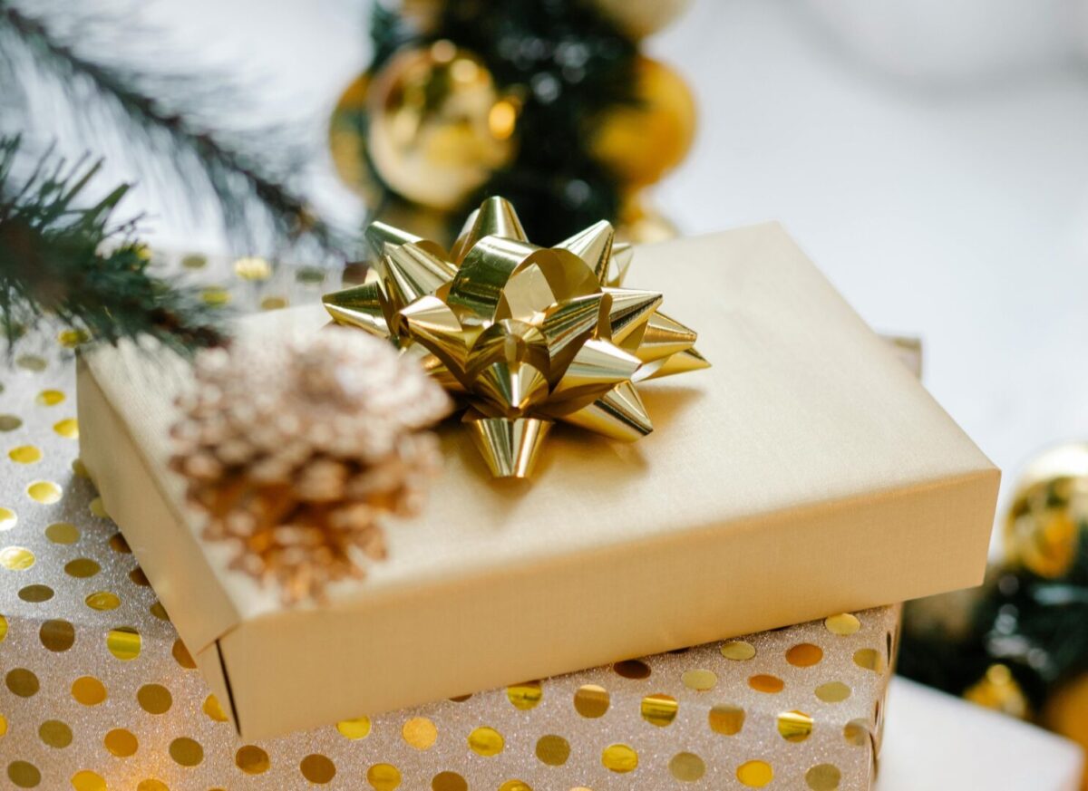 (Видео) Со даска за пеглање и метла ќе пакувате подароци за минута