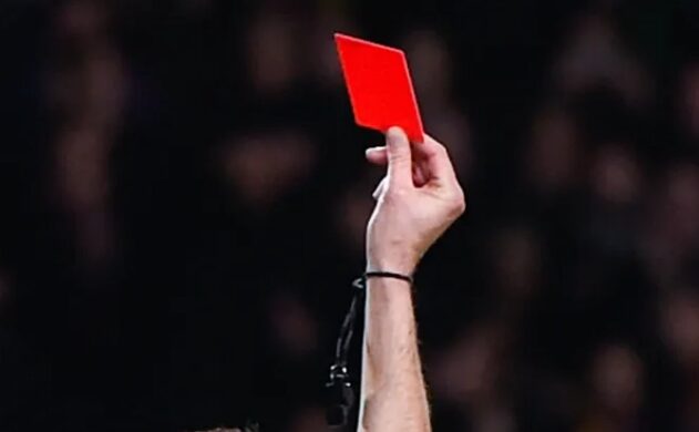 (Видео) Фудбалер исклучен бидејќи долната облека му била во погрешна боја