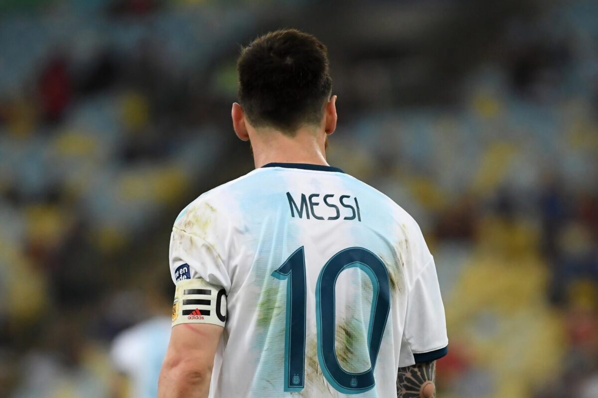 (Видео) Хаос во Калкута поради Меси: Навивачите кршеа столчиња и влетаа на теренот