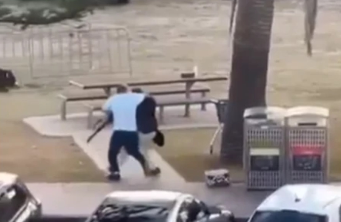 (Видео) Херојот од плажата Бонди закрепнува од прострелните рани во болница