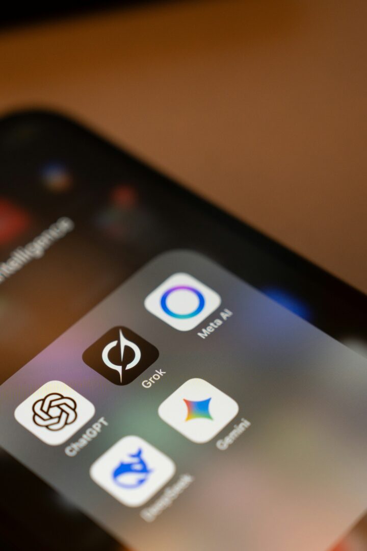 Внимание: ChatGPT и Grok им понудија вируси на корисниците