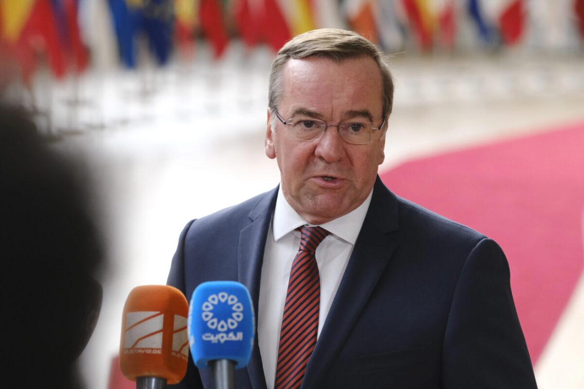 Германскииот министер за одбрана: Путин е единствениот кој може бргу да ја запре војната