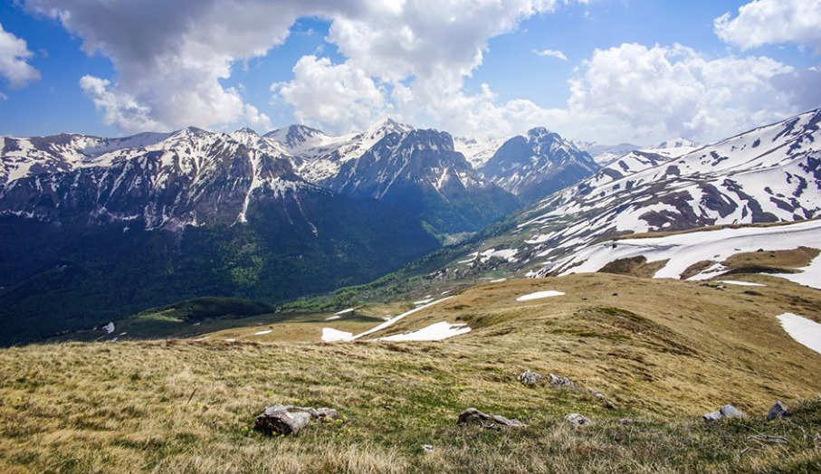 Граделе во заштитена зона на Шара – кривична за двајца мажи