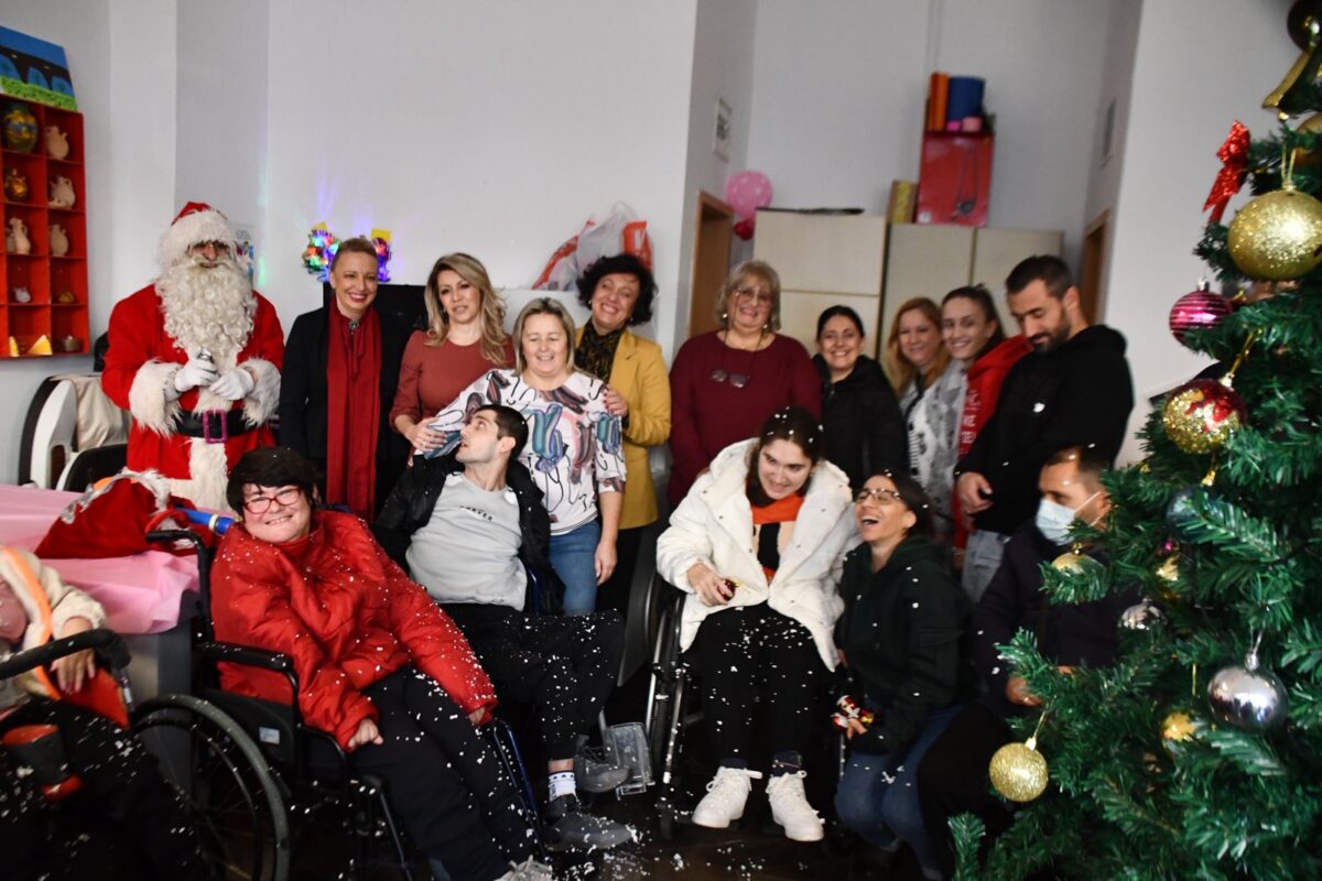 Градоначалничката Трајкоска заедно со сопругата на Мицкоски и пратеничката Пешевска се дружеа со децата со церебрална парализа во населбата Расадник