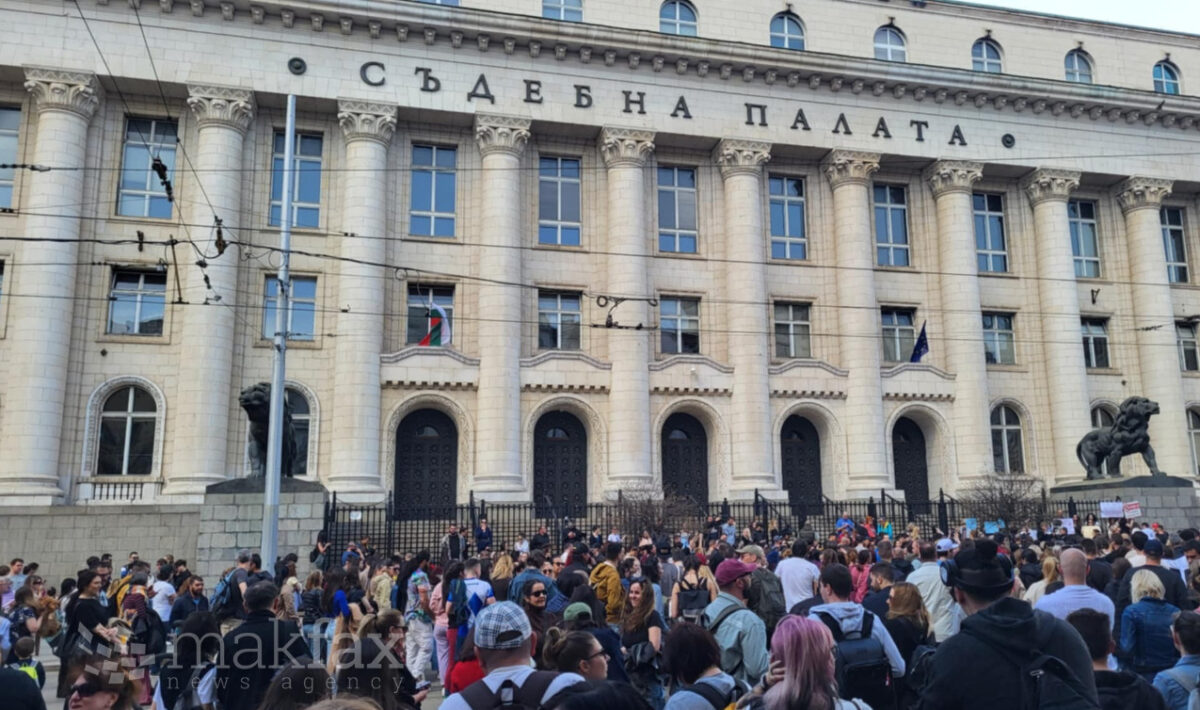 Десетици илјади излегоа на улиците во Бугарија против корупцијата