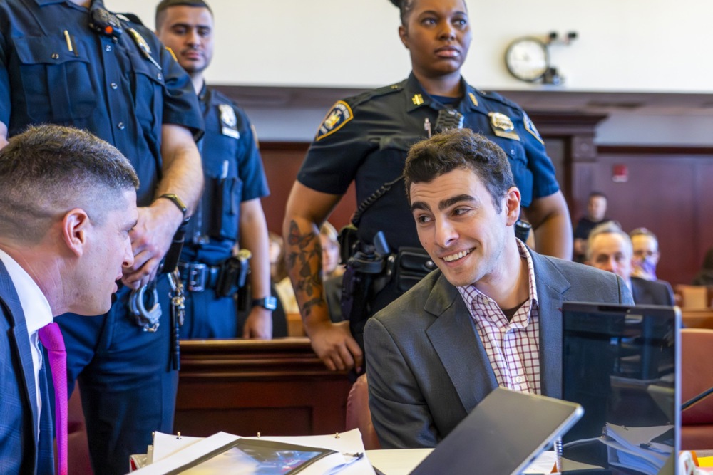 Започнаа клучните сослушувања за Луиџи Манџионе, обвинет за убиството на моќен директор во Њујорк