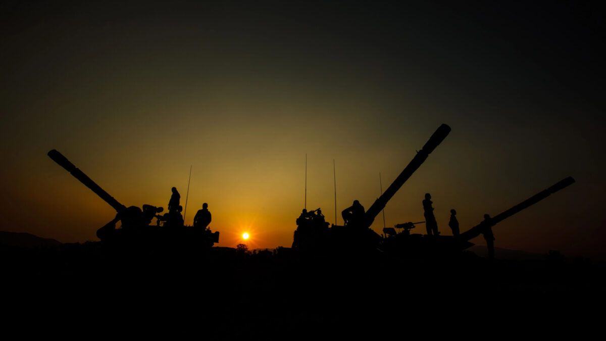 Камбоџа го обвинува Тајланд за бомбардирање додека траат мировните преговори